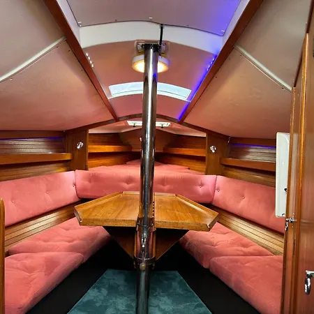 Private Yacht In The Heart Of Bådhotel