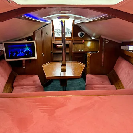 Botel Private Yacht In The Heart Of