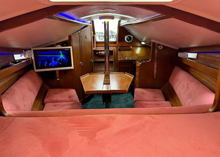 Πλωτό κατάλυμα Private Yacht In The Heart Of