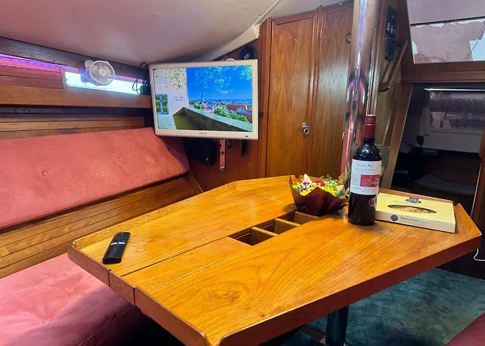 Πλωτό κατάλυμα Private Yacht In The Heart Of