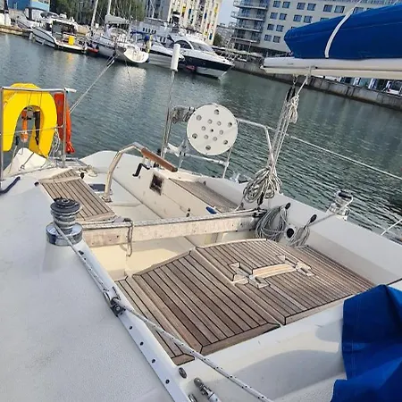 Private Yacht In The Heart Of 塔林