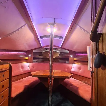 Hotel en barco Private Yacht In The Heart Of *