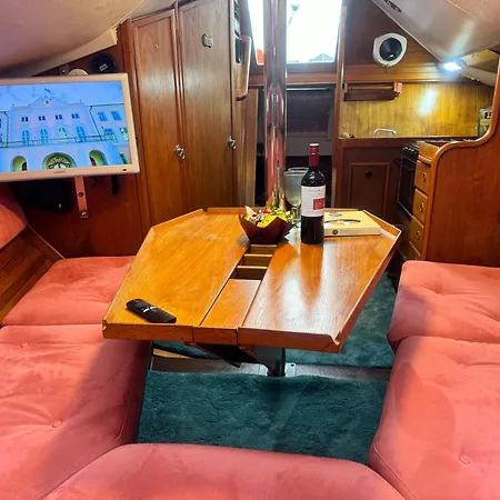 Private Yacht In The Heart Of 船屋