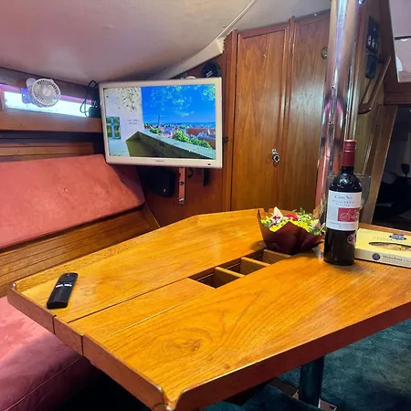 Hotel en barco Private Yacht In The Heart Of